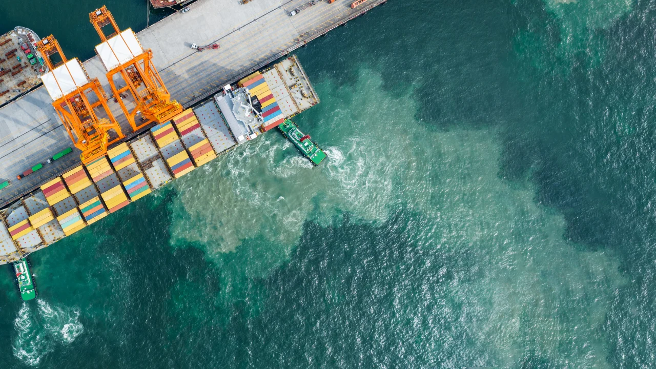 nave cargo nel porto